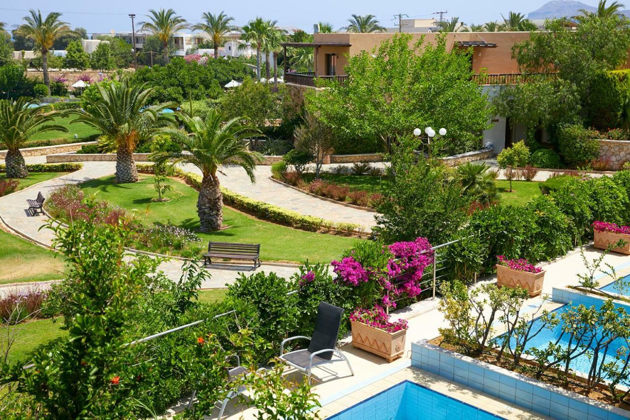 Bungalow mit Doppelbett und eigenem Pool